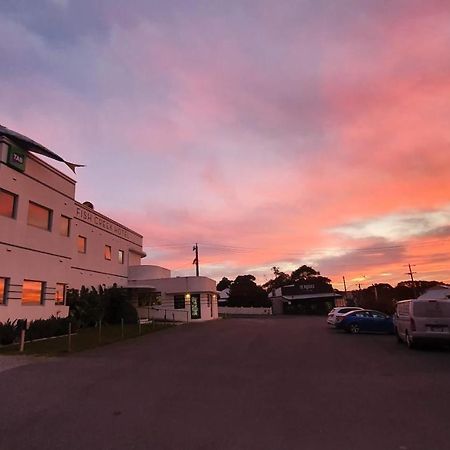 Fish Creek Hotel ภายนอก รูปภาพ